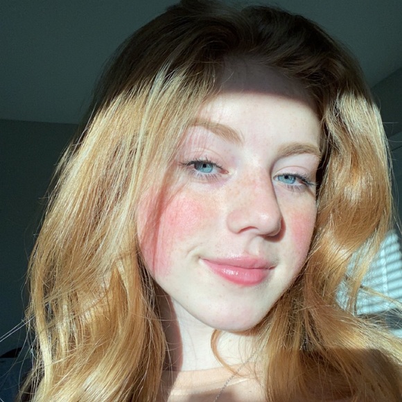 Meet your Posher, Alyssa - Picture 2 of 2